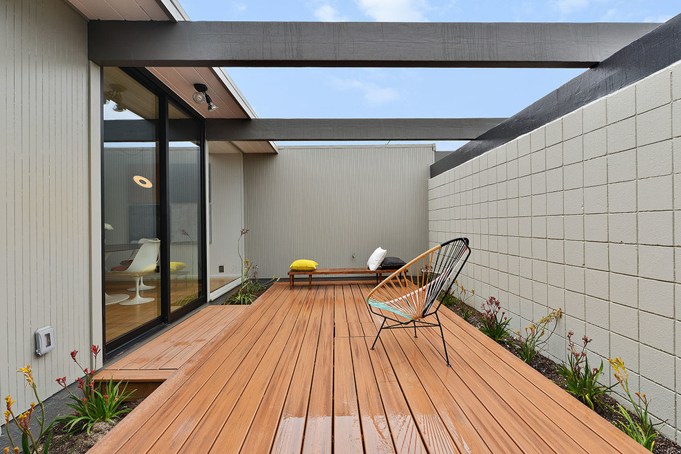 Ispirazione per una terrazza minimalista nel cortile laterale