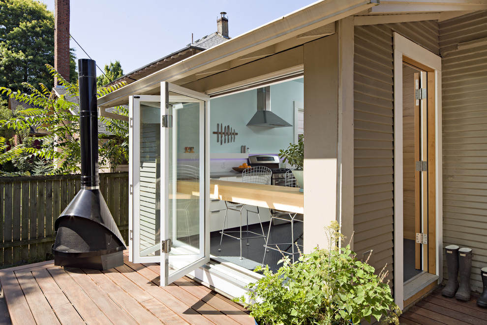Imagen de terraza actual de tamaño medio sin cubierta en patio trasero con brasero