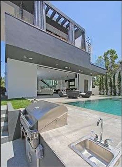 Moderne Terrasse hinter dem Haus in Los Angeles