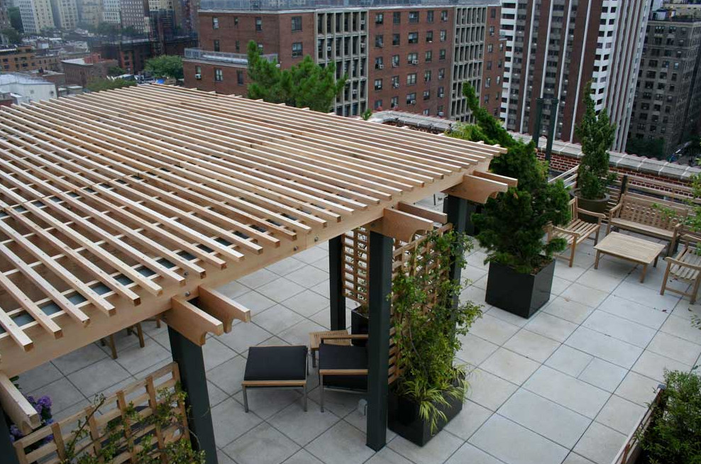 Idee per una grande terrazza minimal sul tetto con una pergola