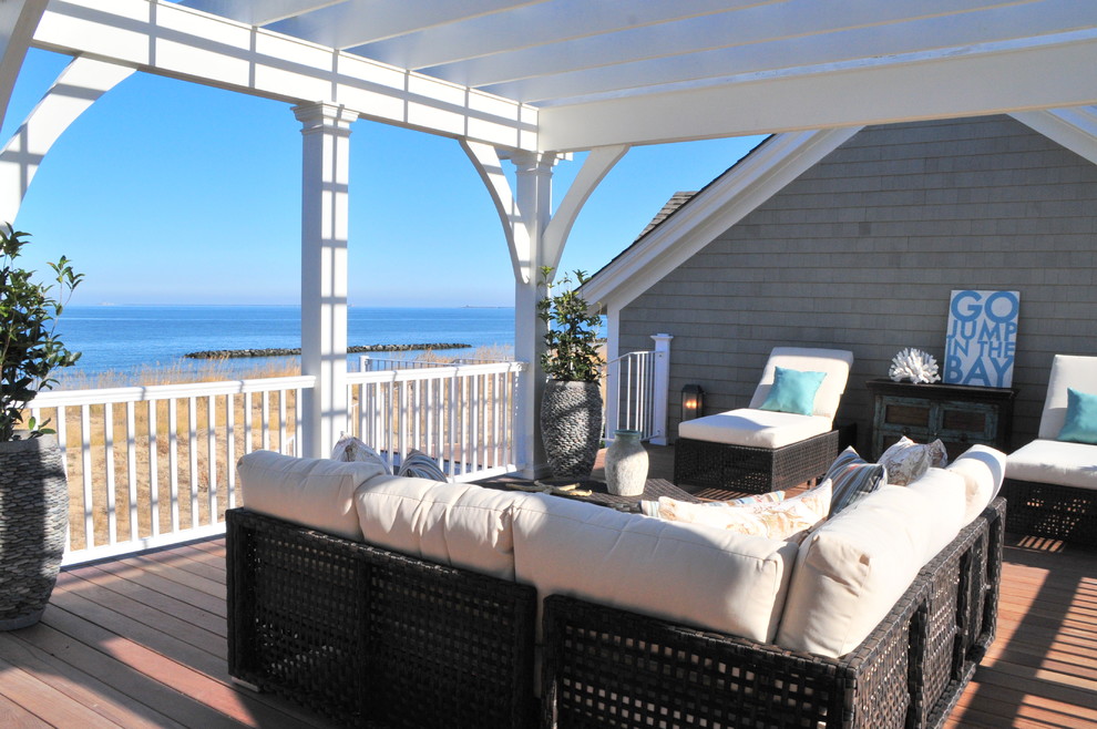 Idée de décoration pour une terrasse marine avec une pergola.