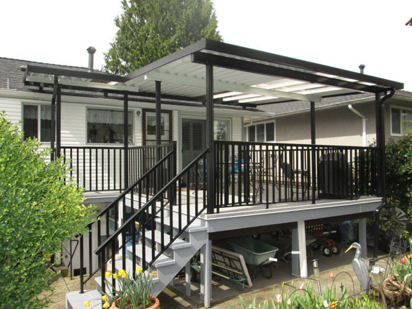 Idee per una terrazza contemporanea di medie dimensioni e dietro casa con una pergola