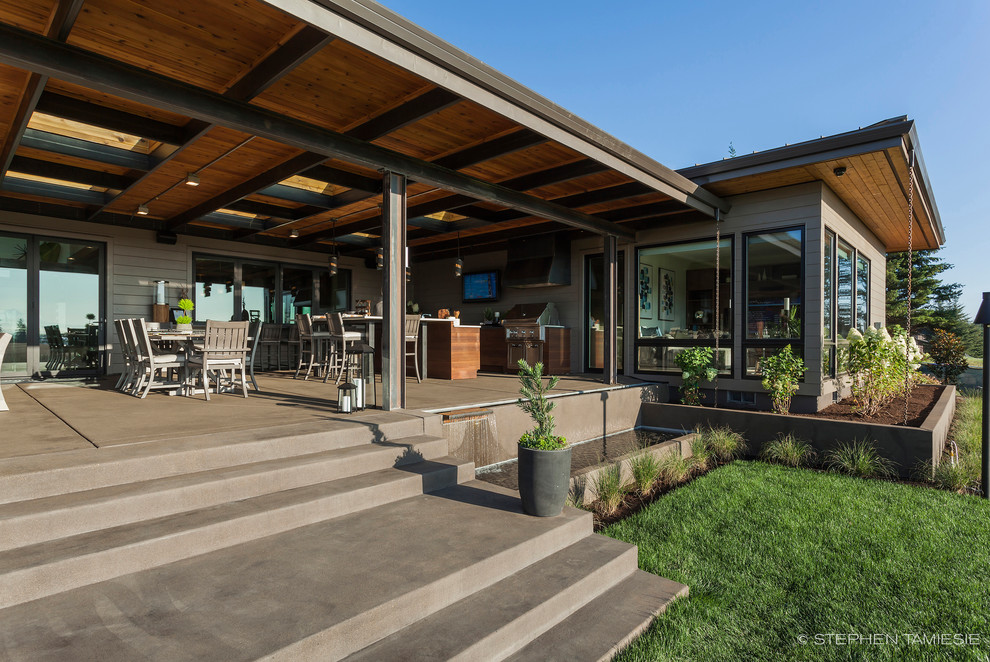 Geräumige, Überdachte Moderne Terrasse hinter dem Haus mit Outdoor-Küche in Portland