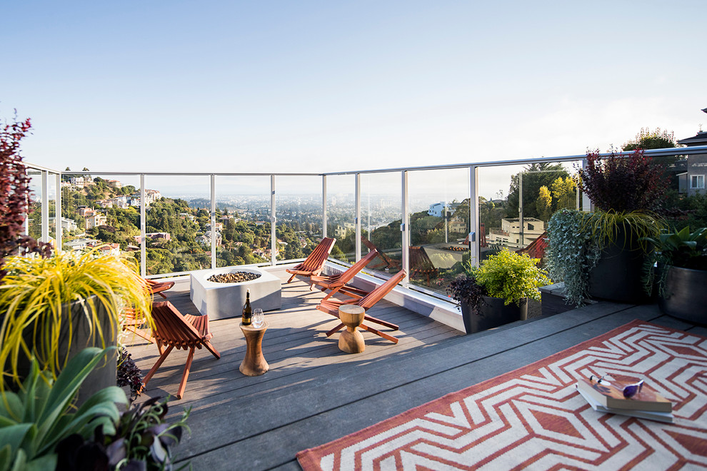 Immagine di una terrazza contemporanea di medie dimensioni, sul tetto e sul tetto con un focolare e nessuna copertura