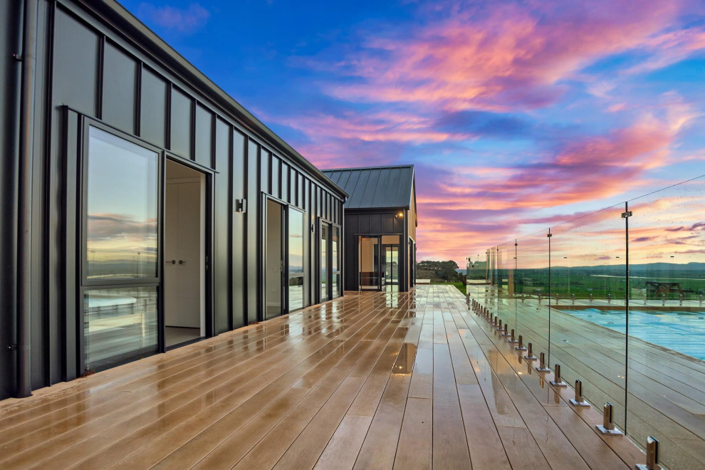 Inspiration för stora moderna terrasser på baksidan av huset