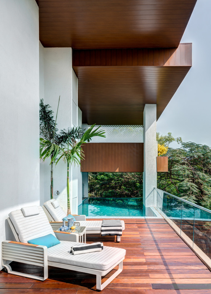 Cette image montre une terrasse arrière asiatique avec une extension de toiture.
