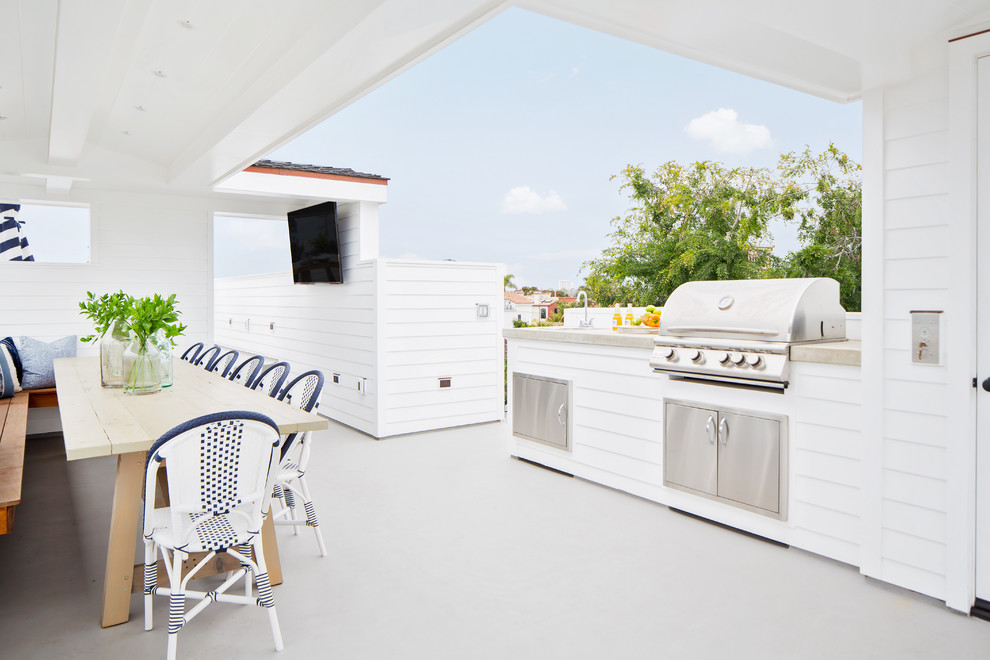 На фото: терраса на крыше, на крыше в морском стиле с летней кухней и навесом