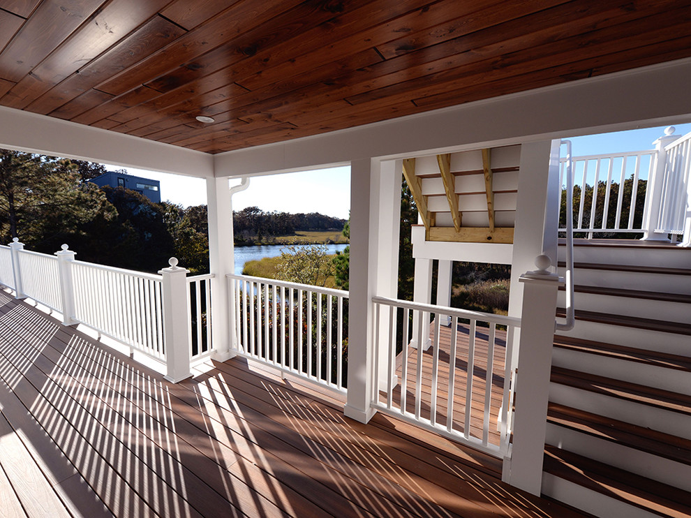 Источник вдохновения для домашнего уюта: огромная терраса на заднем дворе в морском стиле с навесом