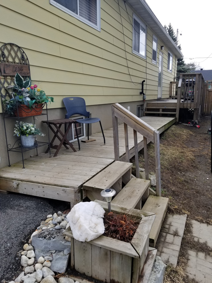 Example of a mid-sized classic side yard deck design in Ottawa