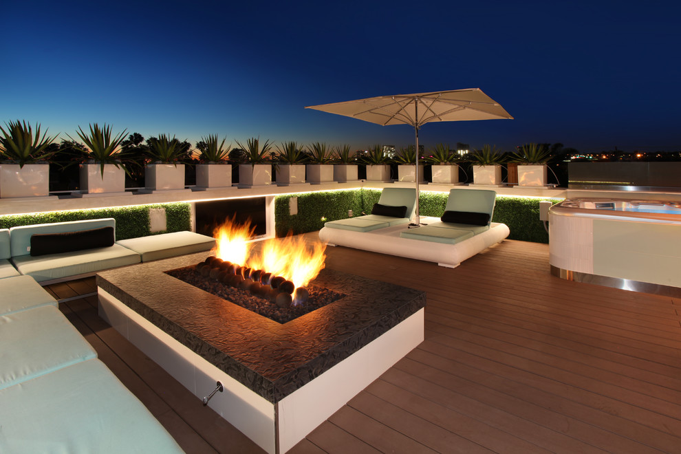 Inspiration for a contemporary deck remodel in Orange County