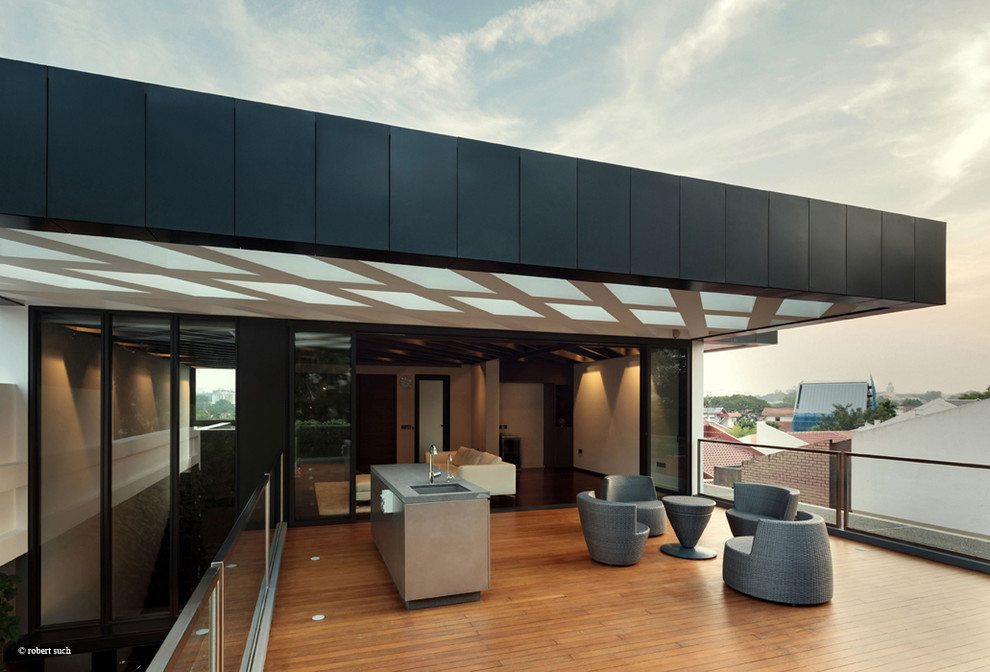Inspiration for a contemporary roof terrace in Singapore.