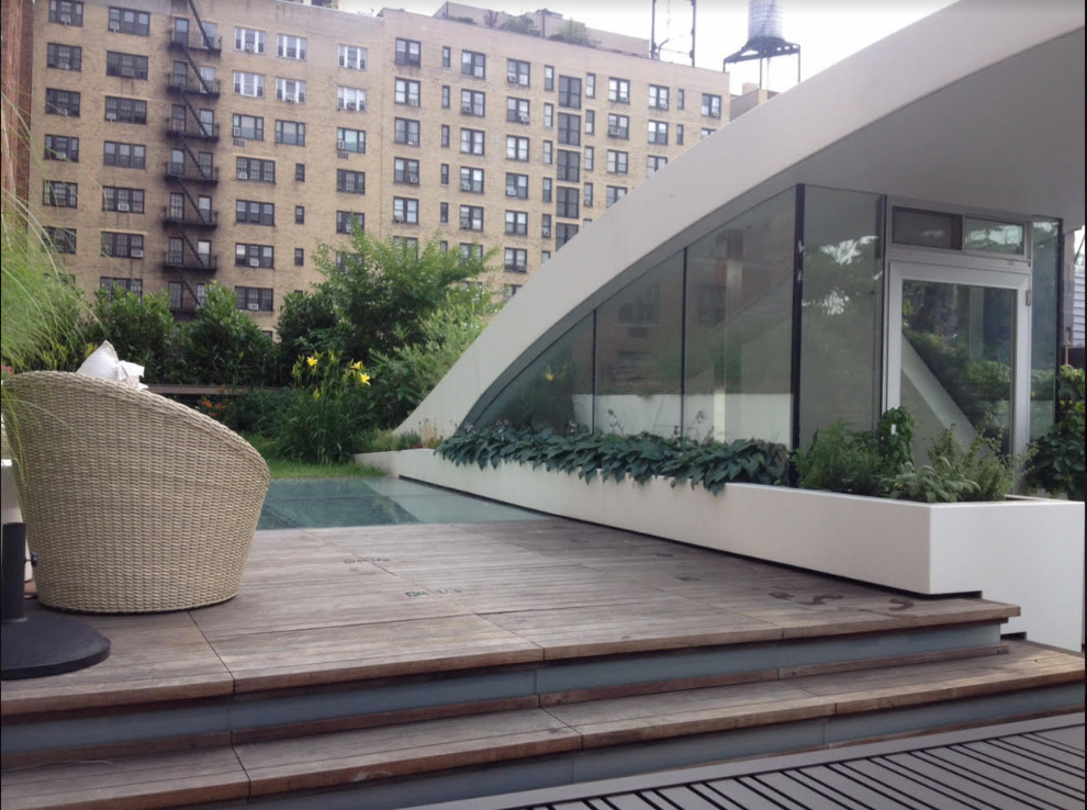 Idee per una terrazza design di medie dimensioni e sul tetto con un parasole