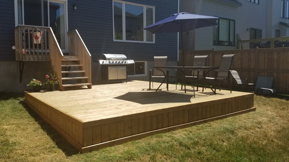 Esempio di una grande terrazza tradizionale dietro casa