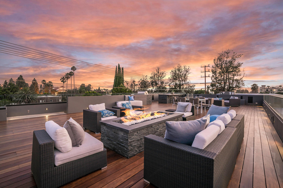 Große, Unbedeckte Moderne Dachterrasse mit Feuerstelle in Los Angeles
