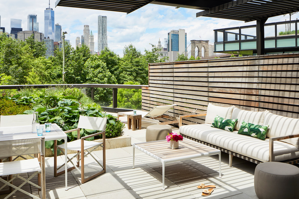 Nordische Terrasse mit Glasgeländer in New York