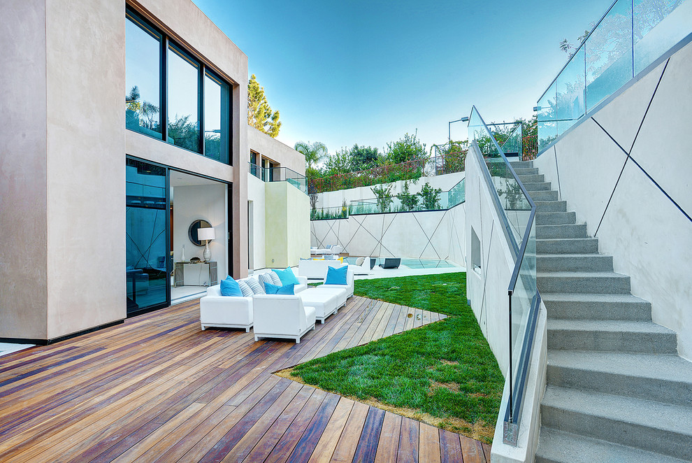 Unbedeckte Moderne Terrasse neben dem Haus in Los Angeles