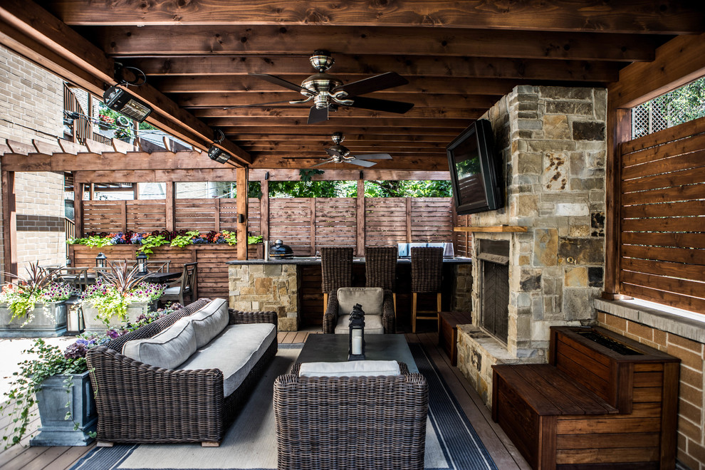 Outdoor kitchen deck - mid-sized transitional rooftop outdoor kitchen deck idea in Chicago with a pergola