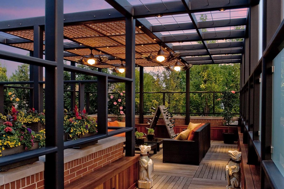 Cette photo montre une terrasse tendance avec une pergola.