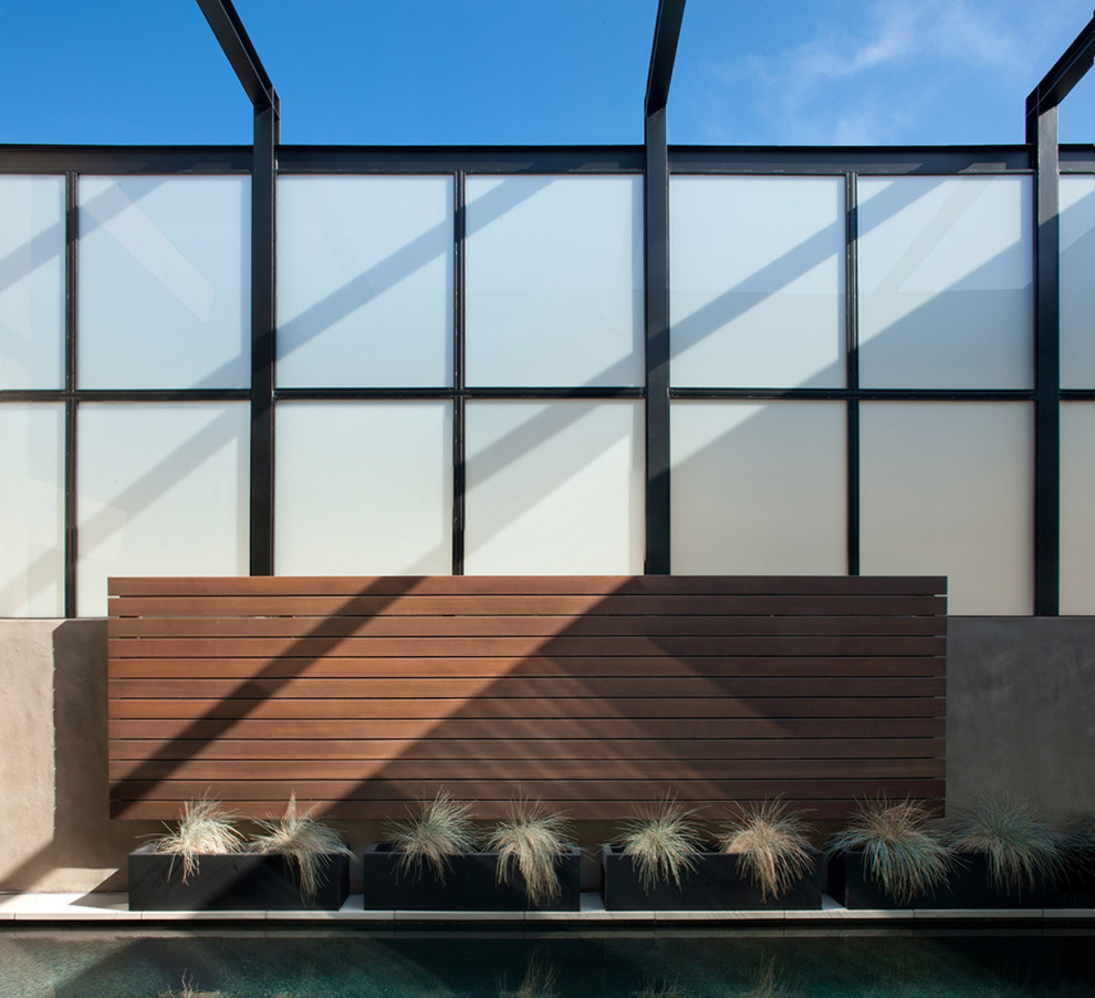 Idee per una terrazza minimalista di medie dimensioni e nel cortile laterale con fontane e un tetto a sbalzo