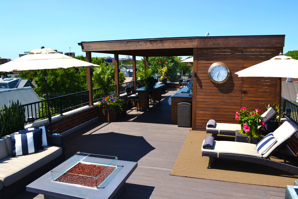 Стильный дизайн: большая терраса на крыше в современном стиле с летней кухней и навесом - последний тренд