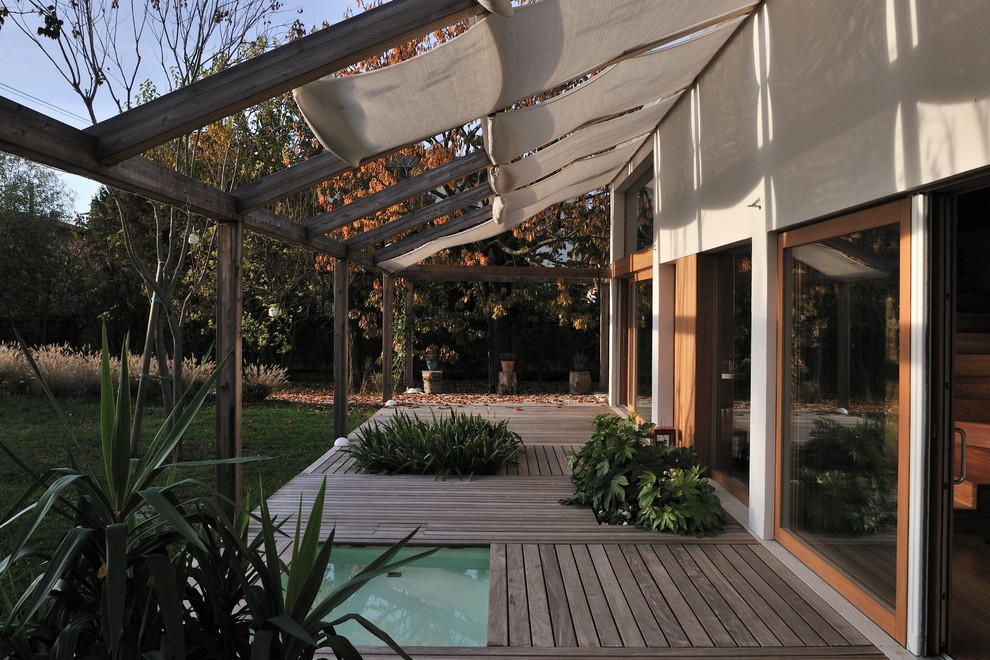 Deck - modern deck idea in Miami