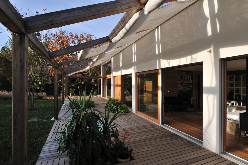Design ideas for a modern terrace in Miami.
