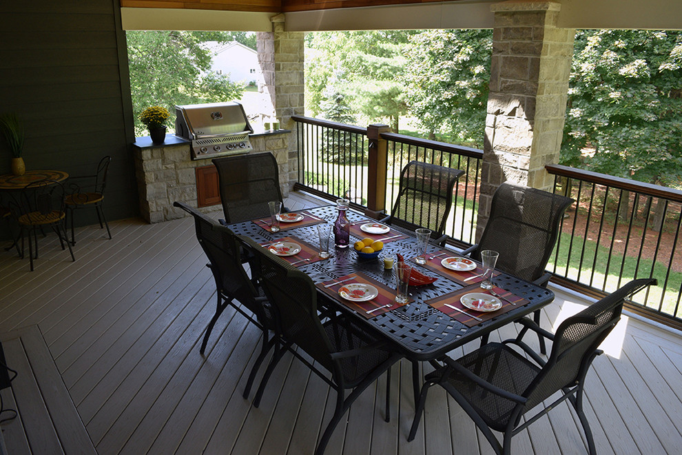 На фото: большая терраса на заднем дворе в стиле неоклассика (современная классика) с летней кухней и навесом с