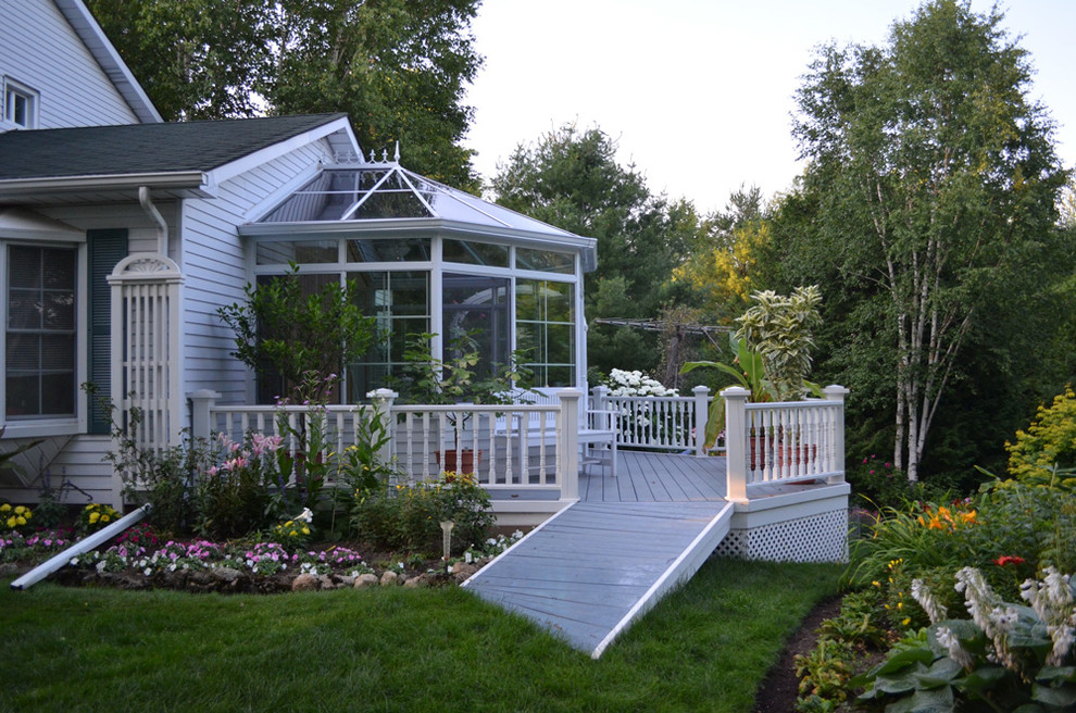 Пример оригинального дизайна: терраса среднего размера на заднем дворе в стиле кантри без защиты от солнца
