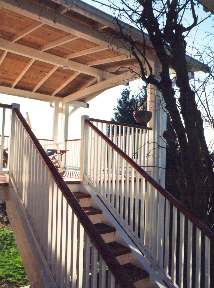 Esempio di una terrazza american style di medie dimensioni e dietro casa con un tetto a sbalzo