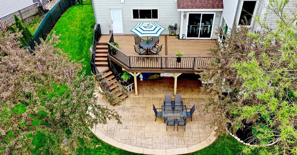 Modelo de terraza de estilo americano extra grande en patio trasero