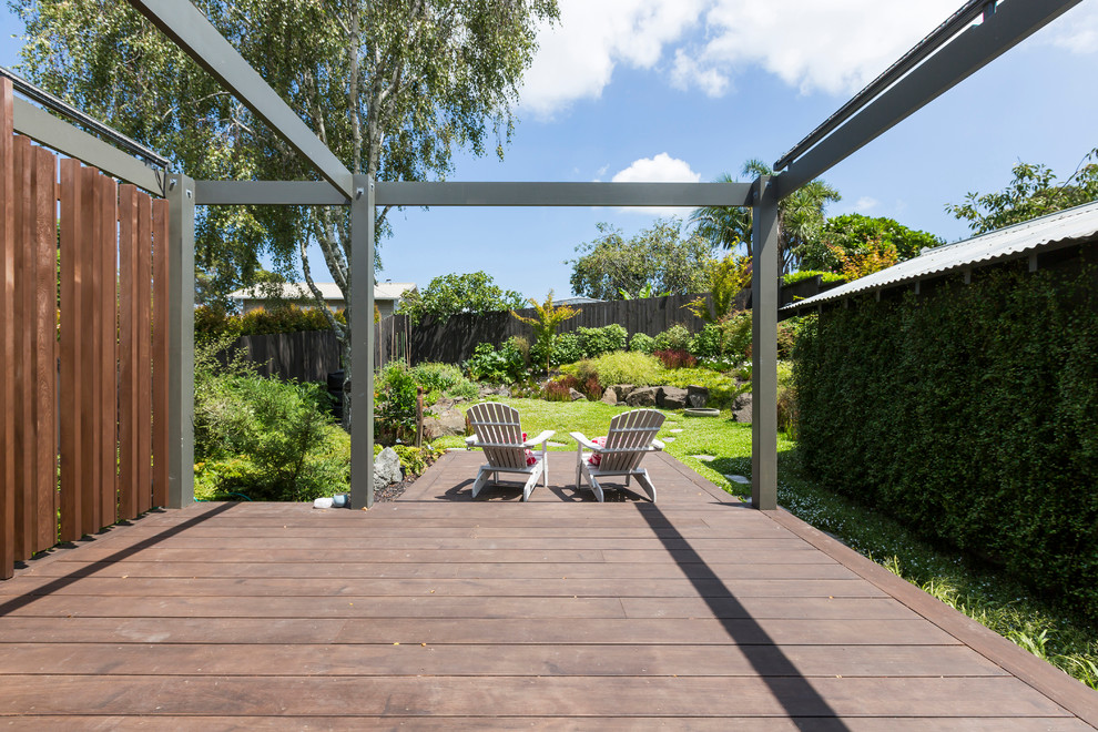 Example of a minimalist backyard deck design in Auckland with no cover