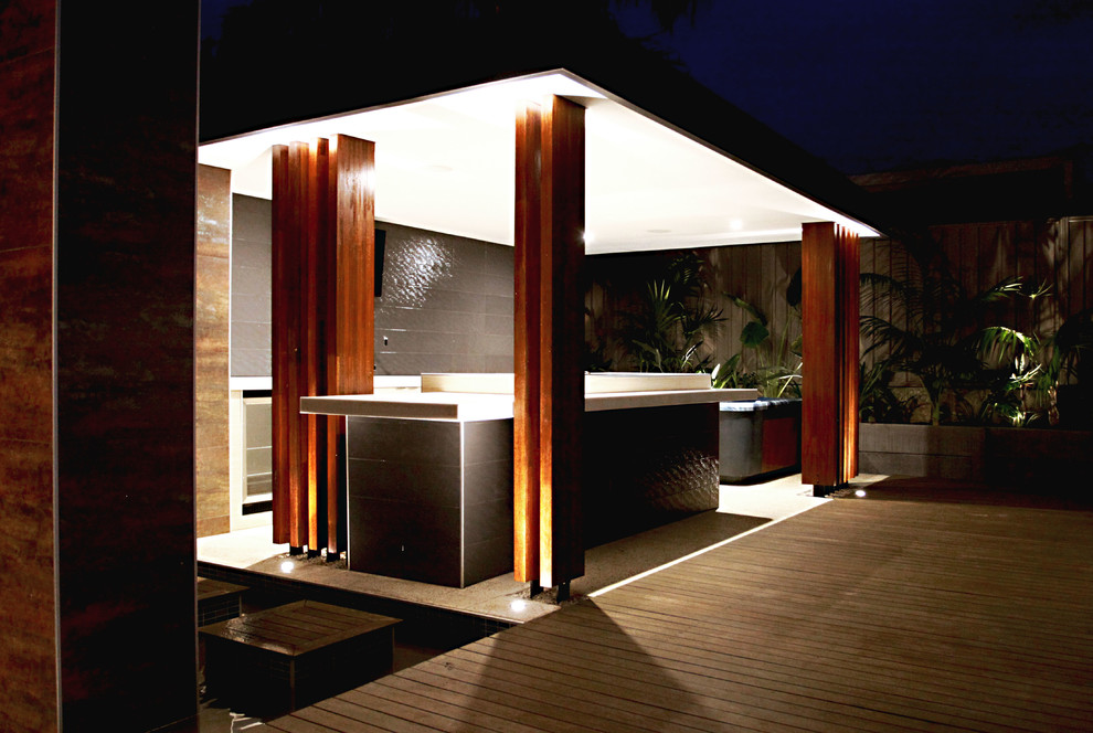 Идея дизайна: большая терраса на заднем дворе в стиле модернизм с летней кухней