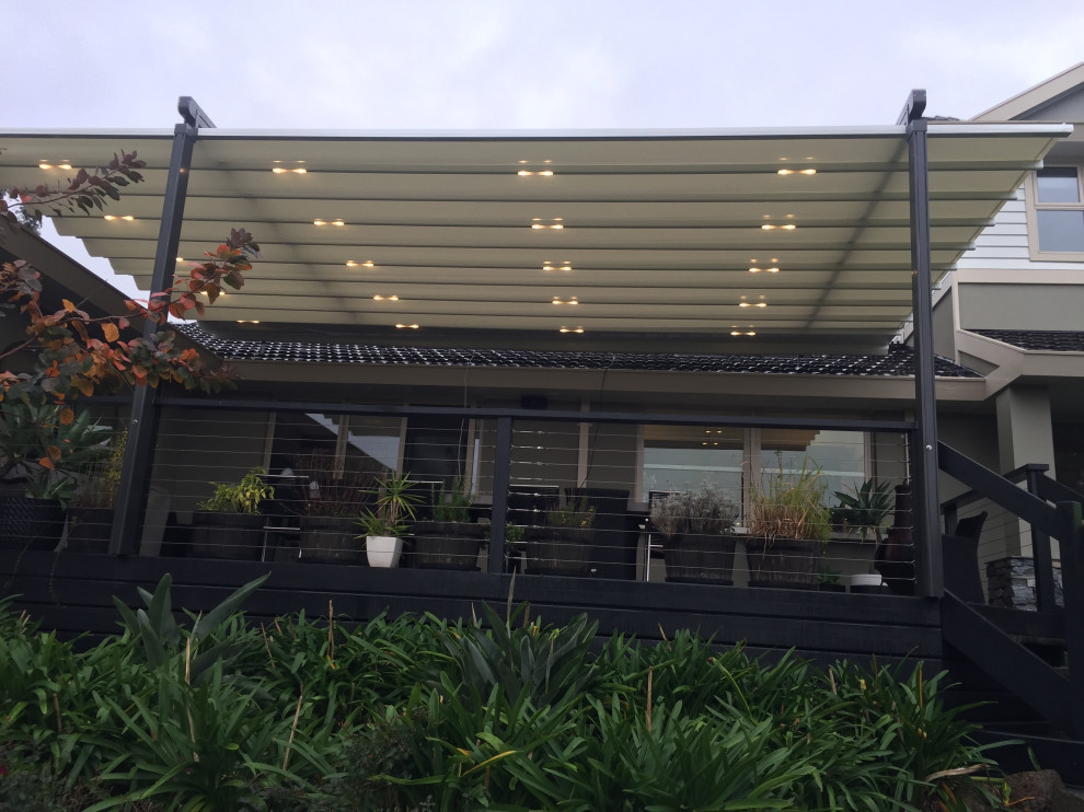 Große Urige Pergola Terrasse im Innenhof in Melbourne