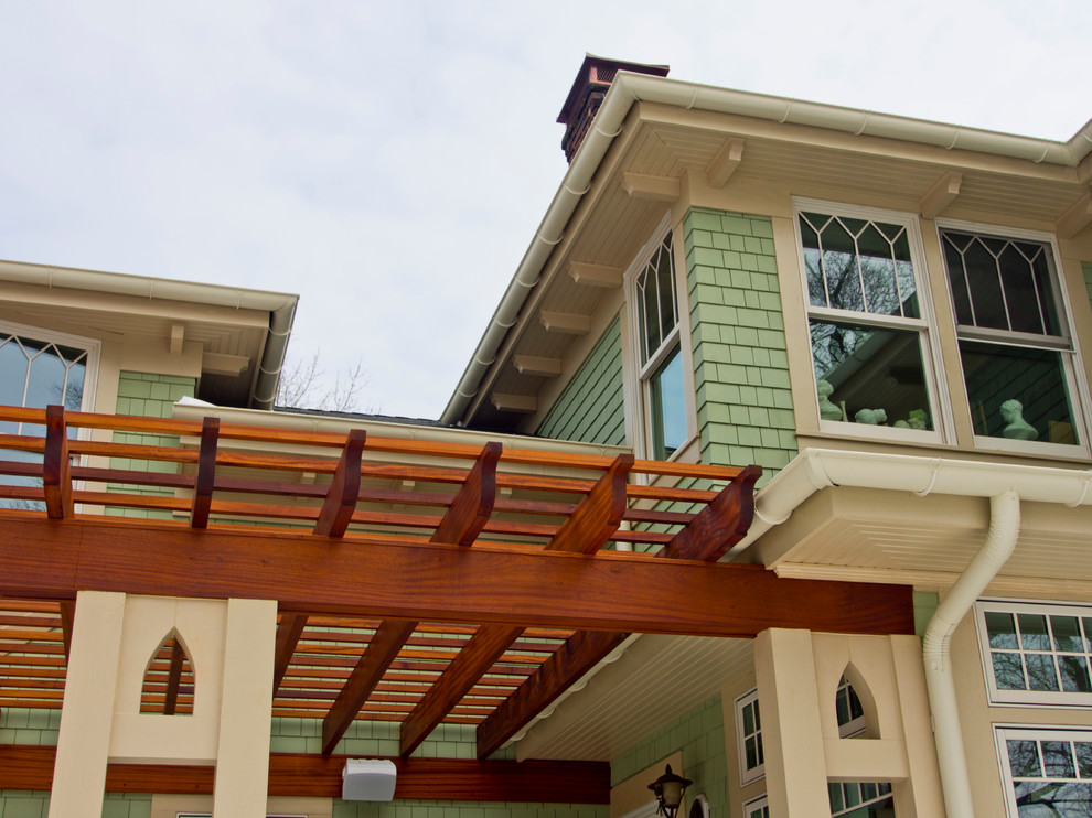Diseño de terraza de estilo americano de tamaño medio en patio trasero con pérgola