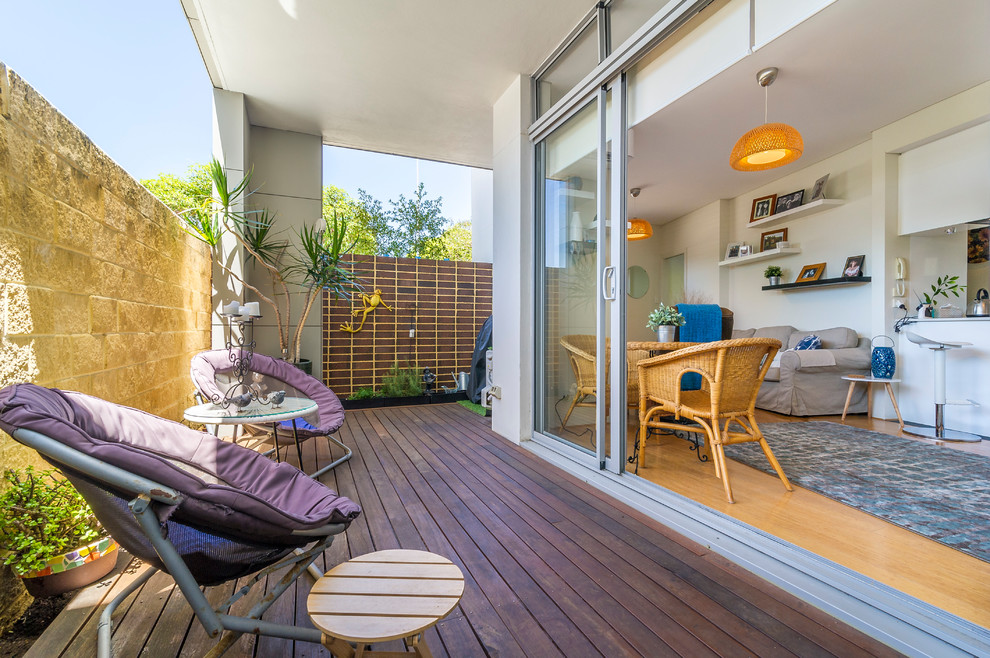 Inspiration för små moderna terrasser längs med huset, med takförlängning
