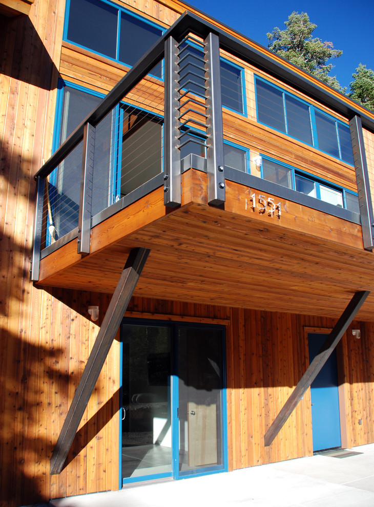 Стильный дизайн: терраса среднего размера на заднем дворе в стиле модернизм без защиты от солнца - последний тренд