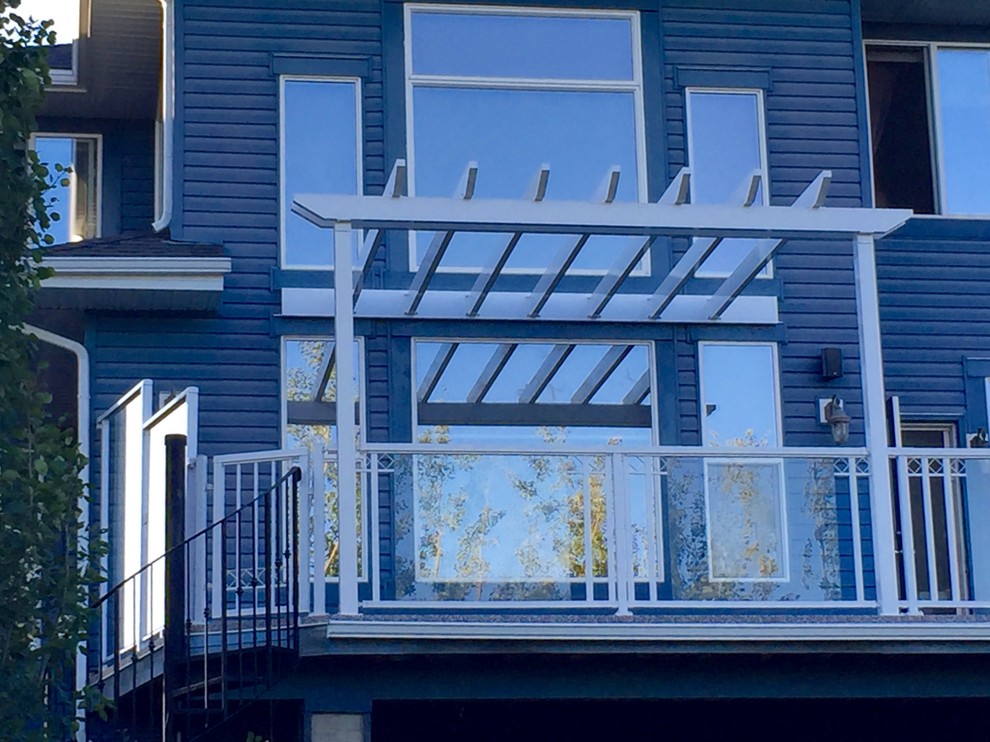 Idéer för mellanstora funkis terrasser på baksidan av huset, med en pergola