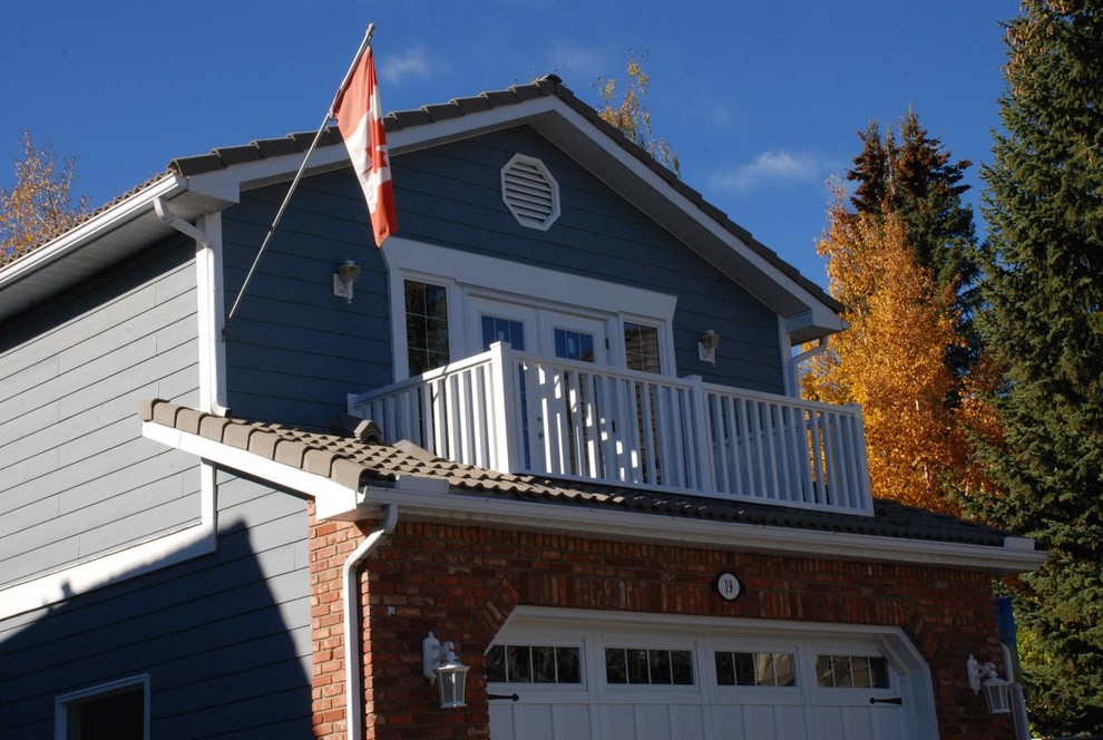 Modern inredning av en mellanstor terrass på baksidan av huset