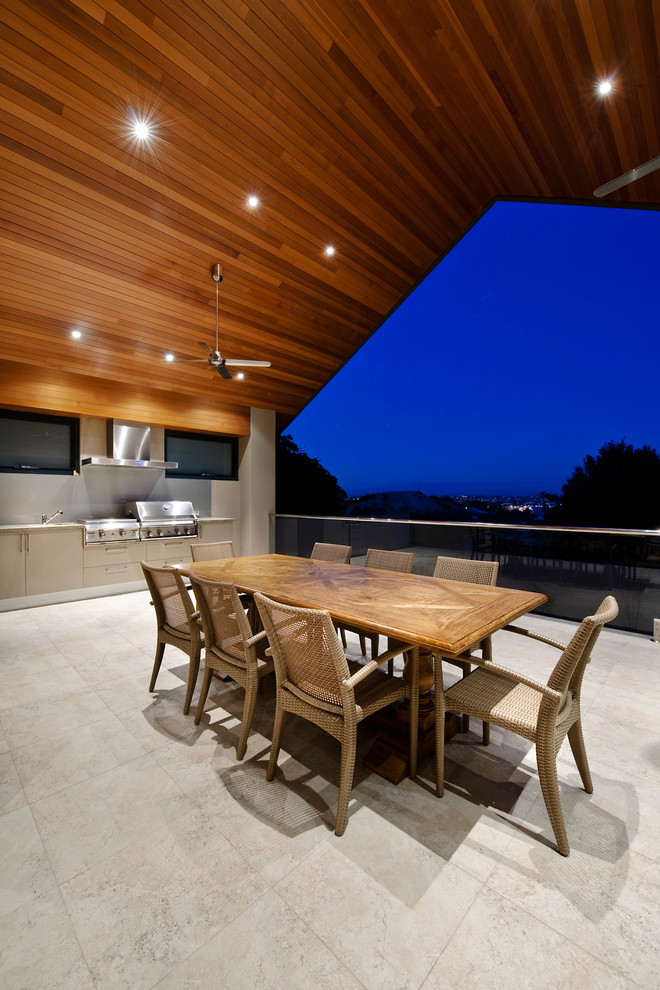 Cette photo montre une terrasse tendance avec une cuisine d'été.