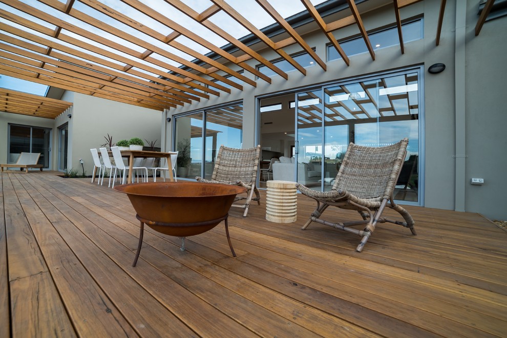 Deck - contemporary deck idea in Melbourne