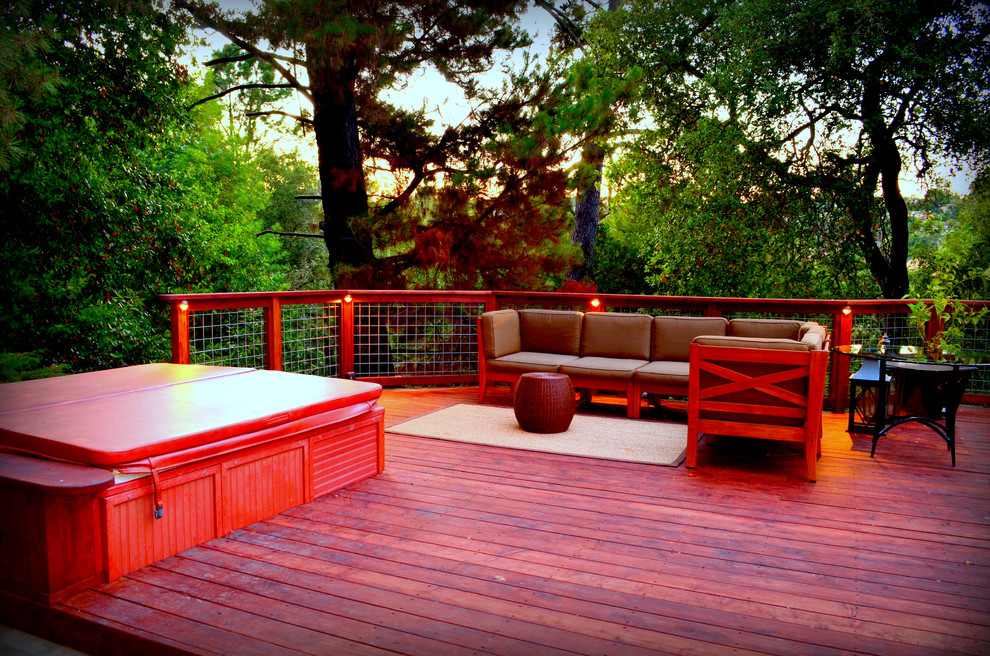 Diseño de terraza tradicional renovada de tamaño medio sin cubierta en patio trasero