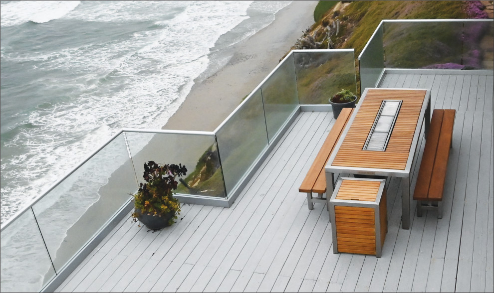 Idee per una grande terrazza stile marino sul tetto con un focolare e un tetto a sbalzo