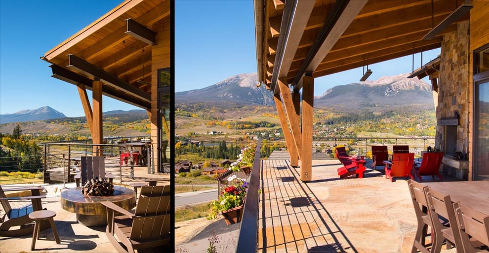 Cette photo montre une terrasse montagne avec un foyer extérieur et une extension de toiture.