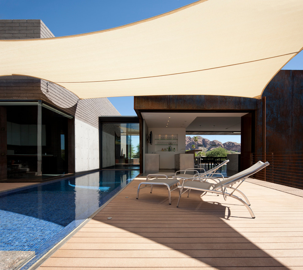 Foto di una grande terrazza minimalista dietro casa con un parasole
