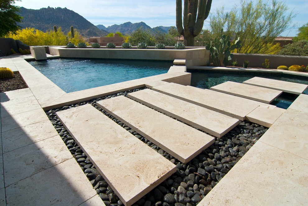 Foto de piscina minimalista de tamaño medio en patio trasero