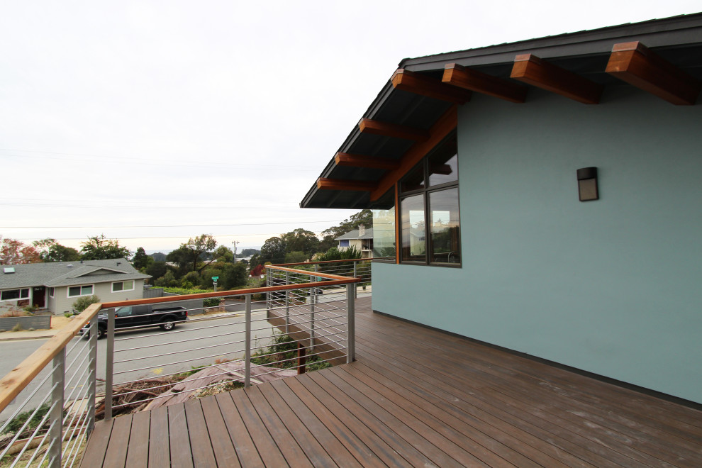 Modelo de terraza clásica renovada de tamaño medio sin cubierta en patio lateral