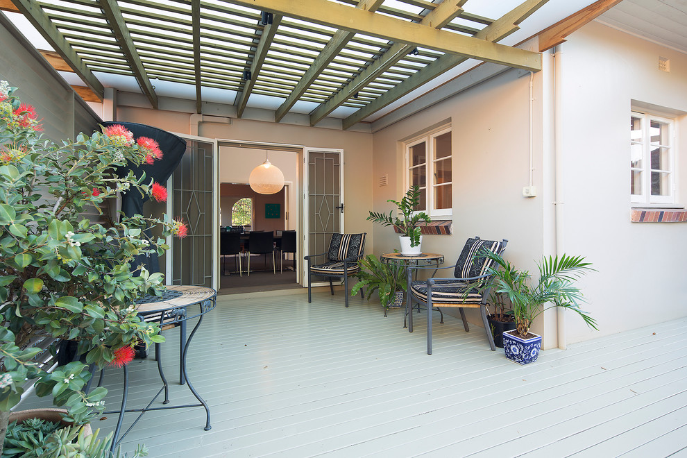 Foto de terraza bohemia de tamaño medio en patio trasero con pérgola