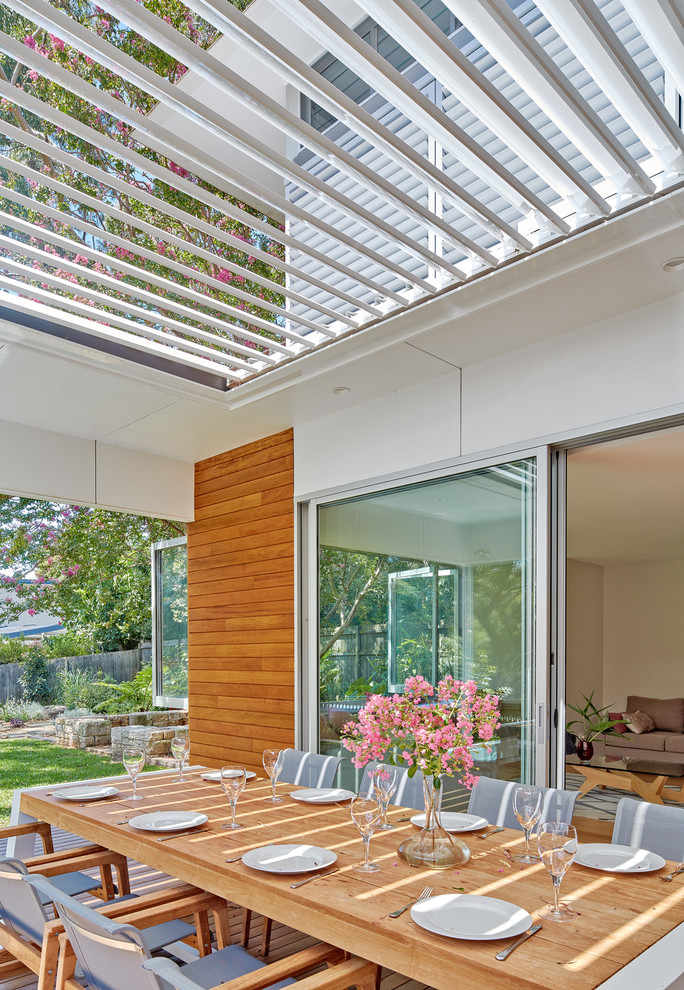 Immagine di una terrazza design di medie dimensioni e dietro casa con una pergola