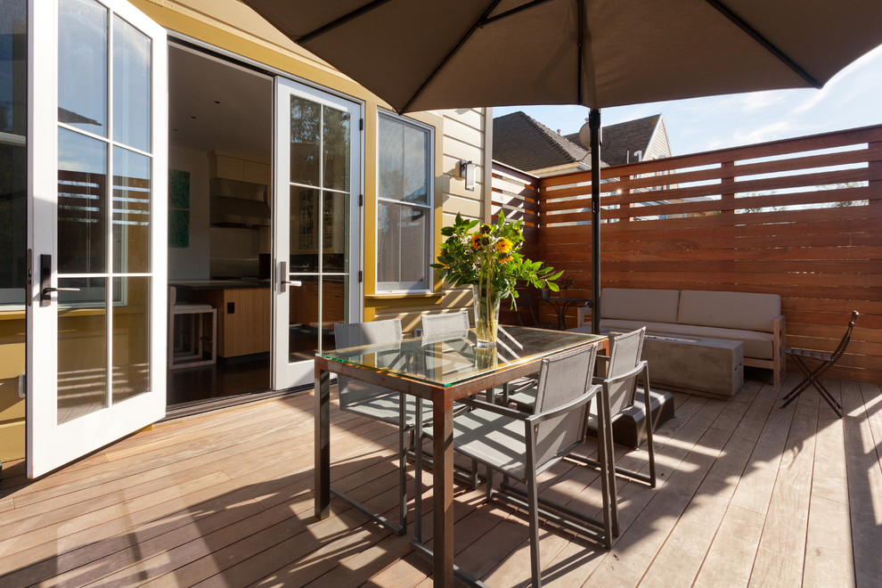На фото: терраса среднего размера на заднем дворе в современном стиле с местом для костра без защиты от солнца