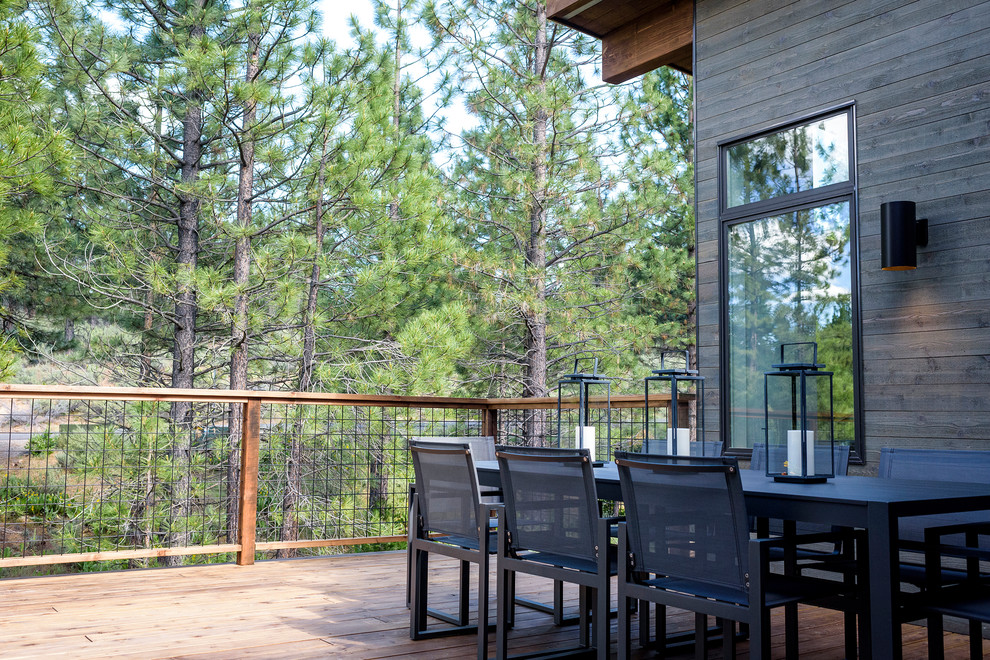 Foto de terraza minimalista de tamaño medio sin cubierta en patio trasero